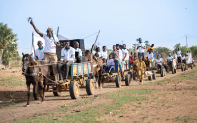 Caravane lors du Sanké mon, rite de pêche collective dans le Sanké