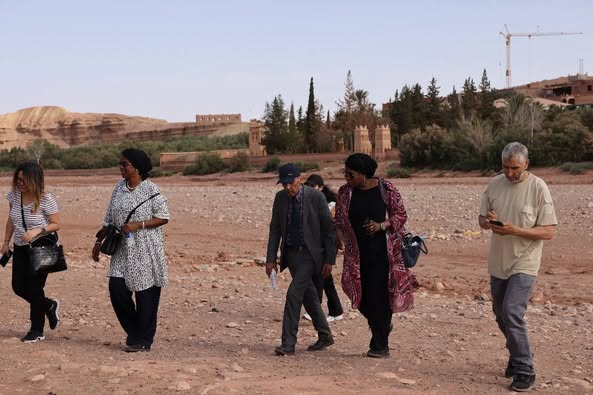 Dans l’après-midi, Madame le Ministre de l’Environnement, de l’Assainissement et du Développement durable du Mali s’est rendue à la célèbre Kasbah d’Aït Benhaddou, située à 20 km de Ouarzazate (Maroc). Classée au patrimoine mondial de l’UNESCO, cette visite a permis de découvrir un joyau de l’architecture traditionnelle marocaine.