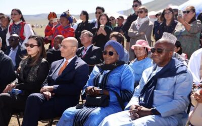 Quelques heures après son arrivée en Mongolie, Madame le Ministre de l’Environnement, de l’Assainissement et du Développement durable a répondu à l’invitation de Monsieur le Ministre de la Culture de la Mongolie pour participer à un événement culturel. Vingt-trois provinces mongoles y ont présenté leur culture, leurs traditions et leur savoir-faire, dans le cadre de la COP17, dont la Mongolie est le pays hôte.